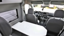 11. Stolik w jadalni na czas jazdy można przenieść na tylne łóżko - zdjęcie 11