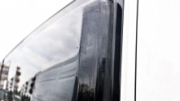 12. Dobrze, że powiększono boki kampera. W ten sposób uzyskano większą przestrzeń na tylnym łóżku - zdjęcie 13