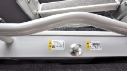 13. Górne łóżko nad szoferką rozkłada się w łatwy sposób, ale przestrzeni starczy tam najwyżej dla dzieci lub jednej osoby dorosłej - zdjęcie 15