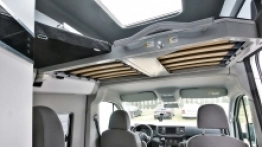 13. Górne łóżko nad szoferką rozkłada się w łatwy sposób, ale przestrzeni starczy tam najwyżej dla dzieci lub jednej osoby dorosłej - zdjęcie 16