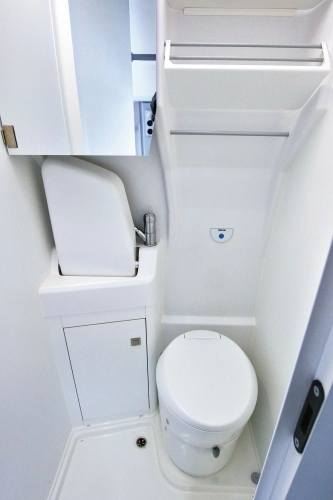 15. Łazienka i toaleta to jedno pomieszczenie. Słuchawkę prysznicową wyciągamy z umywalki - zdjęcie 18