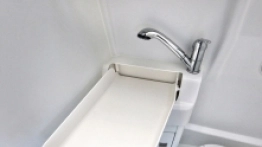 15. Łazienka i toaleta to jedno pomieszczenie. Słuchawkę prysznicową wyciągamy z umywalki - zdjęcie 19