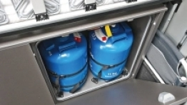 16. W jednej z szafek znajdziemy miejsce na dwie butle gazowe, które połączone są reduktorem Truma DuoControl - zdjęcie 20