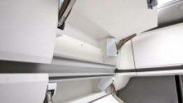 17. W podwójnych szafkach z tyłu miejsca na bagaże mamy niewiele - zdjęcie 21