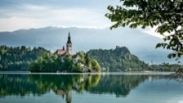 Jezioro Bled, kościół Wniebowzięcia na wysepce z dzwonem życzeń z XVI w. - zdjęcie 13