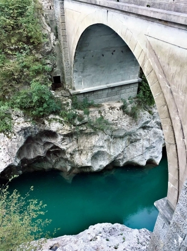 Rzeka Socza ma wyjątkowy, szmaragdowy kolor. Zdjęcia tego nie oddają, to trzeba zobaczyć na żywo!  - zdjęcie 12