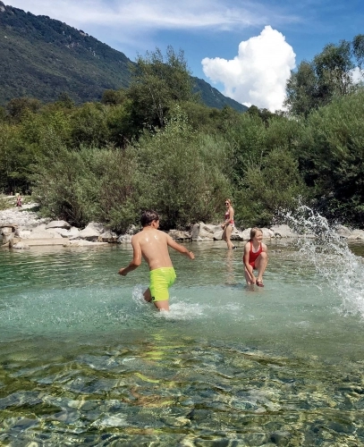 Kąpiele w górskich strumieniach są niesamowite. Możemy się w nich swobodnie „taplać”, uprawiać snorkeling czy po prostu spływać na kołach, pontonach z nurtem - zdjęcie 13