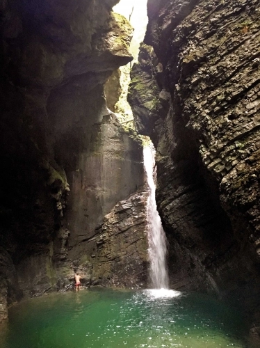 Wodospady są piękne i można się pod nimi kąpać - zdjęcie 14