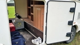 Przelotowy garaż jest bardzo pojemny i funkcjonalny, przede wszystkim ze względu na duże, szerokie i otwierane z obu stron drzwi... - zdjęcie 1