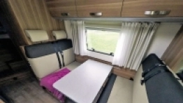 W dzień w części salonowej – zamiast łóżka – znajdziemy stolik. Tutaj podróżuje również pozostała czwórka pasażerów - zdjęcie 19