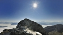 1. Taras przy hotelu Pilatus Kulm to unikatowa platforma widokowa Fot. swiss-image.ch/Christian Perret - zdjęcie 1