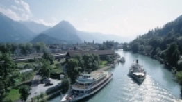 3. Warto wybrać się na wycieczkę jedną z nowoczesnych łodzi motorowych lub tradycyjnym parowcem Fot. swiss-image.ch/Marcus Gyger - zdjęcie 3