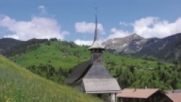 4. Kościół w Habkern (1666 rok) jest sercem małej wioski, w tej osadzie znajdziemy również wiele uroczych starych domków i stodół Fot. swiss-image.ch/Ueli Zenger - zdjęcie 4