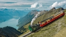 6. Parowy pociąg Brienzer Rothorn w Berneńskim Oberlandzie. W tle widok na jezioro Brienz Fot. swiss-image.ch/Christof Sonderegger - zdjęcie 6