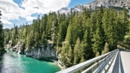 12. W drodze do kanionu Viamala znajdującego się w kantonie Gryzonia (Graubunden). Widok z mostu nad jeziorem Sufner Fot. swiss-image.ch/Nico Schaerer - zdjęcie 12