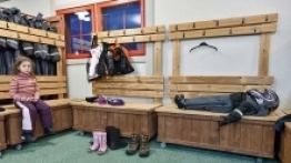 12. Najmłodszy uczestnik zasypia w najmniej odpowiednich momentach, tu po rajdzie skuterami - zdjęcie 11