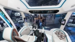 Spanie w samochodzie jest w Polsce dozwolone i zdecydowanie zaleca się korzystać z tego rozwiązania w czasie podróży (np. na parkingu), gdy kierowca jest zmęczony i bliski zaśnięcia. Na zdjęciu widok z szoferki koncepcyjne ciężarówki Iveco Z Truck – wyobrażenie na temat tego, w jaki sposób zautomatyzowane prowadzenie pojazdów zmieni rolę kierowcy, który będzie spędzał mniej czasu na prowadzeniu pojazdu, skupiając się na pracy biurowej (uwagę zwraca leżanka po prawej stronie fotela)  - zdjęcie 7