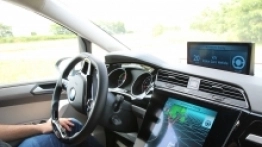 Gdy w scenariuszu wtargnięcia na jezdnię przez uczestnika ruchu droga hamowania miałaby się okazać za krótka, aktywuje się układ kierowniczy i zrealizuje optymalną trajektorię manewru ominięcia przeszkody. Zapowiedź systemów bezpieczeństwa, które pozwalają widzieć, myśleć i działać jest realna, co sprawdziliśmy osobiście podczas prezentacji prasowej firmy ZF - zdjęcie 9