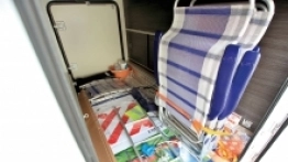 Krzesła kempingowe i stolik to część integralna kampera. Takie wyposażenie powinno się znaleźć w każdej wypożyczalni - zdjęcie 1