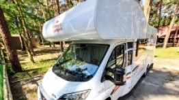 Kampery typu alkowa stanowią największą część floty większości wypożyczalni w Polsce. Są tanie, przestronne i oferują nawet 7 miejsc na pokładzie - zdjęcie 3