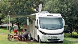 Podróżując w kilka osób, możemy rozłożyć koszt najmu pojazdu. To dobra opcja np. dla młodych osób. Pamiętajmy jednak, że caravaning to jedna z najdroższych form turystyki - zdjęcie 16