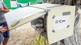 Internet, prąd i woda w jednej... lodówce. Co ciekawe, działało bez problemu - zdjęcie 1