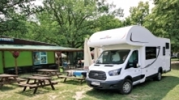 Kamper to wolność podróżowania, można nim stanąć praktycznie wszędzie. Przyczepa nie jest tak mobilna - zdjęcie 1