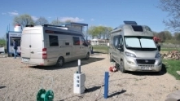 Podłączenie do zewnętrznego źródła prądu nie jest niezbędne, ale w wielu przypadkach po prostu się przydaje (klimatyzacja dachowa, lodówka, gniazdka 230 V w pojeździe) - zdjęcie 2