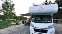 Kampery typu alkowa są najpopularniejsze w wypożyczalniach. W środku może podróżować nawet 6-7 osób - zdjęcie 4