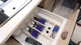 Wszystkie wypożyczalnie swoje kampery oddają do rąk klientów z pełnym wyposażeniem kuchennym - zdjęcie 5