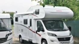 Kampery typu alkowa są naprawdę wysokie (ponad 3 m), więc trzeba uważać, aby o coś nimi nie zahaczyć podczas jazdy - zdjęcie 6