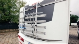 Bagażniki na rowery, markizy, podkłady poziomujące – w części wypożyczalni za wyposażenie opcjonalne kampera trzeba dodatkowo zapłacić - zdjęcie 7