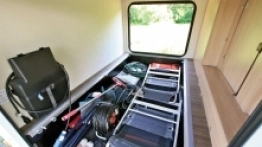 Stół, krzesła wysokiej jakości, długi wąż do wody, długi kabel do prądu – perfekcyjny zestaw akcesoriów, które są wręcz niezbędne w podróży, dorzuca chociażby wypożyczalnia Element Campers - zdjęcie 9