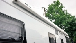 Żaden producent nie dorzuca markizy gratis. Wypożyczalnia musi ją kupić i zamontować na własny koszt - zdjęcie 5