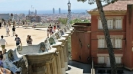 Panorama Barcelony widziana z tarasu Parku Güell. Na horyzoncie morze - zdjęcie 11