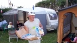 Wojciech Rajm z Górniczego Klubu Motorowego "Rozbark" z pierwszym numerem "Polskiego Caravaningu" na zlocie w Kaletach-Zielonej w dniu 11 września 2005 roku. Fot. Dariusz Wołodźko - zdjęcie 4