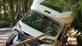 Zasnęła za kierownicą, kamper w rowie - zdjęcie 3