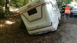 Zasnęła za kierownicą, kamper w rowie - zdjęcie 4