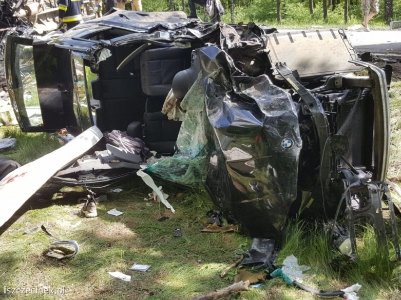 Zderzenie samochodu dostawczego i zestawu z przyczepą kempingową
