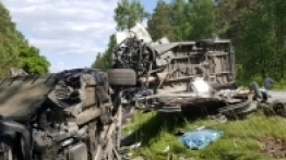 Zderzenie samochodu dostawczego i zestawu z przyczepą kempingową - zdjęcie 2