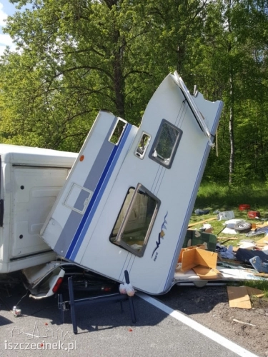 Zderzenie samochodu dostawczego i zestawu z przyczepą kempingową - zdjęcie 3