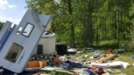 Zderzenie samochodu dostawczego i zestawu z przyczepą kempingową - zdjęcie 4