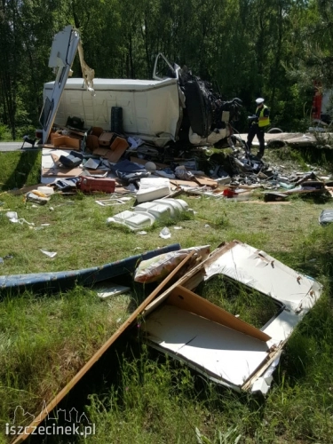 Zderzenie samochodu dostawczego i zestawu z przyczepą kempingową - zdjęcie 5