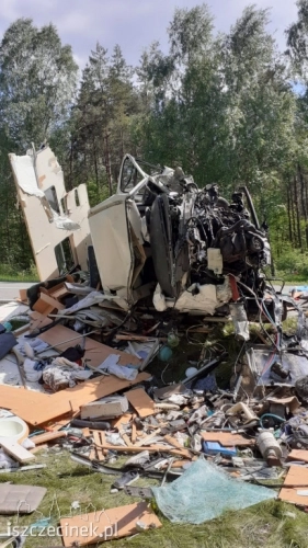 Zderzenie samochodu dostawczego i zestawu z przyczepą kempingową - zdjęcie 6