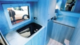 Jasne fronty meblowe i zimne, niebieskie światło potęgują wrażenie czystości, wręcz sterylności wnętrza pojazdu - zdjęcie 1