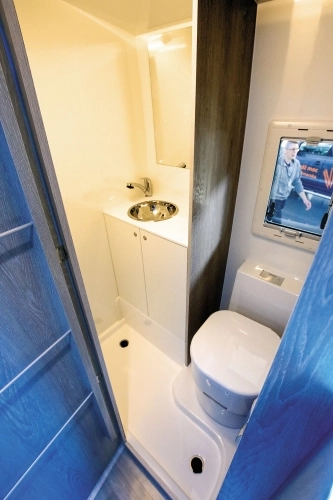 Oczywiście nie zabrakło toalety wraz z niewielką, ale funkcjonalną kabiną prysznicową. Dobrze, że producenci wreszcie stosują dwa otwory odpływowe w brodziku. Niby drobnostka, ale... - zdjęcie 2