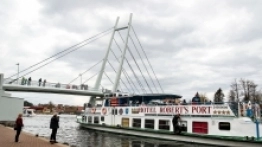 Co chwilę z centrum Mikołajek ruszają statki turystyczne. Widok z mostu jest niesamowity - zdjęcie 5