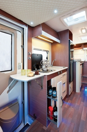 Wysuwana wąska szafka na butelki to trend, który rozpoczął się stosunkowo niedawno. Cieszy fakt, że wszyscy producenci montują takie rozwiązanie. Jest ono bardzo praktyczne - zdjęcie 3