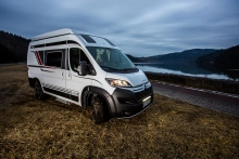 Odbieramy auto w oddziale firmy Elcamp w Krakowie – to nowiutki Burstner Campeo Active 4x4. Pojazd jest też udostępniony klientom do obejrzenia w Poznaniu i Warszawie. Nasz cel to jazda na nartach w Słotwiny Arena w Krynicy-Zdroju. W drodze towarzyszy nam aura raczej jesienna niż zimowa, mimo to cieszymy się z możliwości podróżowania tym autem. Prezentuje się bardzo dobrze, prawda? - zdjęcie 1