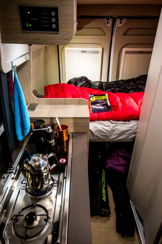 Wstajemy wyspani i wypoczęci, ale poranna kawa to rzecz święta. Mimo niewielkich gabarytów naszego „mieszkania” (541 cm długości, 205 cm szerokości) bez problem zmieściliśmy na pokładzie 3 komplety nart, 2 duże torby i plecaki ze sprzętem fotograficznym. - zdjęcie 3